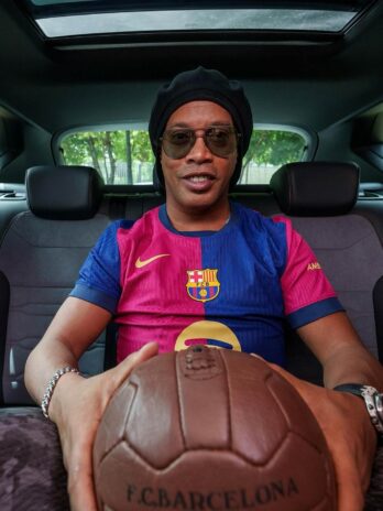 Ronaldinho con la nuova maglia del Barcellona Nike