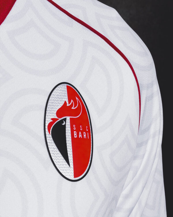 Stemma Bari sulla nuova maglia Erreà