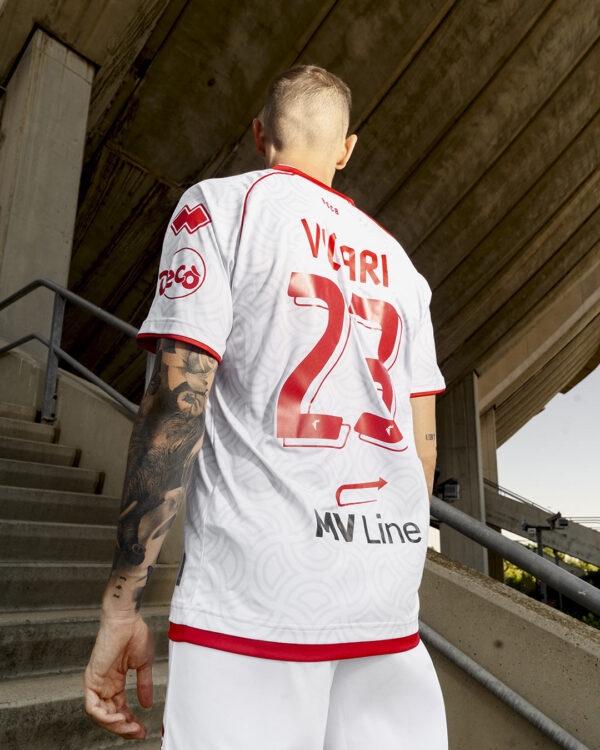 Vicari con la nuova divisa del Bari Calcio