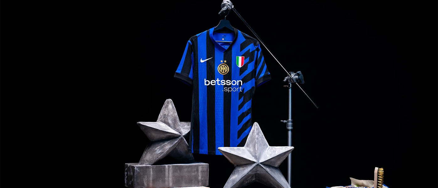 La nuova maglia dell'Inter 2024-2025 con 2 stelle