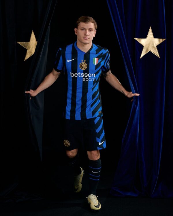 Barella con l'inedita maglia dell'Inter 2024-2025