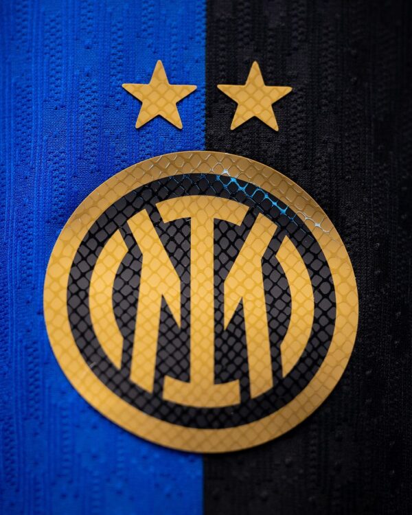 Stemma Inter con le 2 stelle sulla nuova maglia