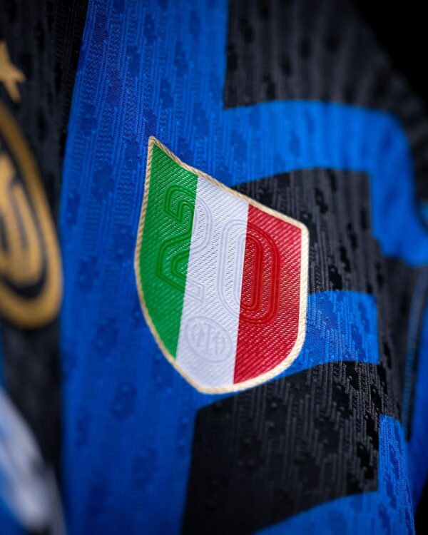 Scudetto tricolore maglia Inter con numero 20 impresso