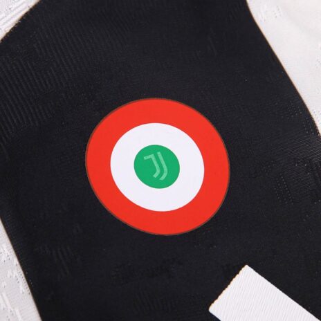 Coccarda Coppa Italia sulla maglia della Juventus