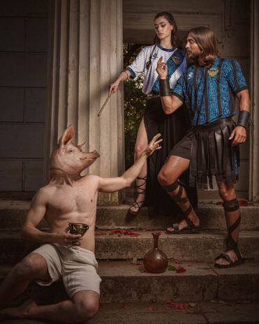 La maga circe che trasforma gli uomini di Ulisse in maiali