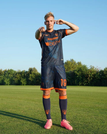 Terza divisa Lecce blu con la sagoma del salento