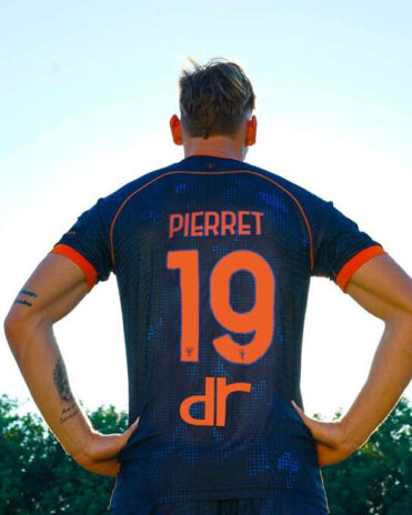 Pierret con la terza maglia del lecce 2024-2025