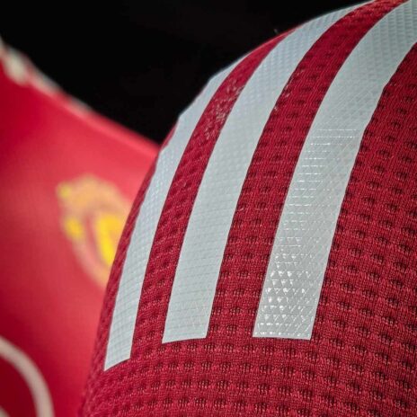 Le 3 Strisce adidas bianche sulla maglia del Manchester United