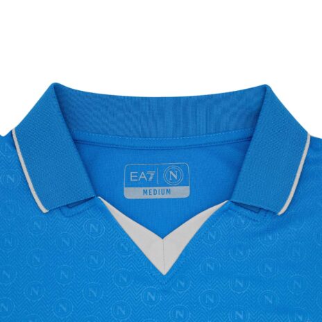 Dettaglio colletto maglia Napoli 2025