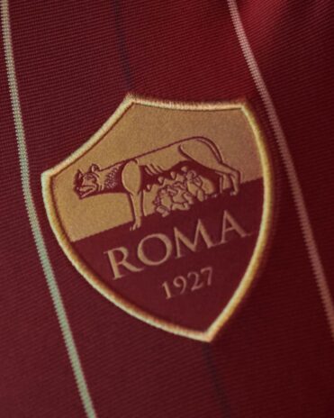Lo stemma della AS Roma in rosso e oro ricamato sulla maglia adidas 2024-2025