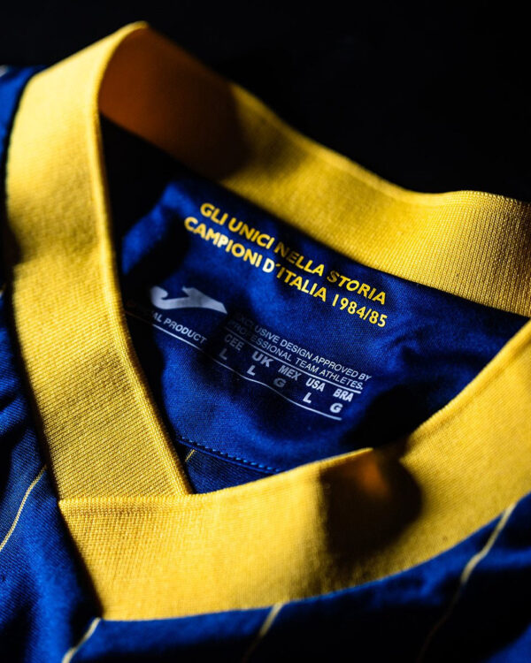 Colletto Verona scritta Gli unici nella storia, campioni d'italia 1984-85