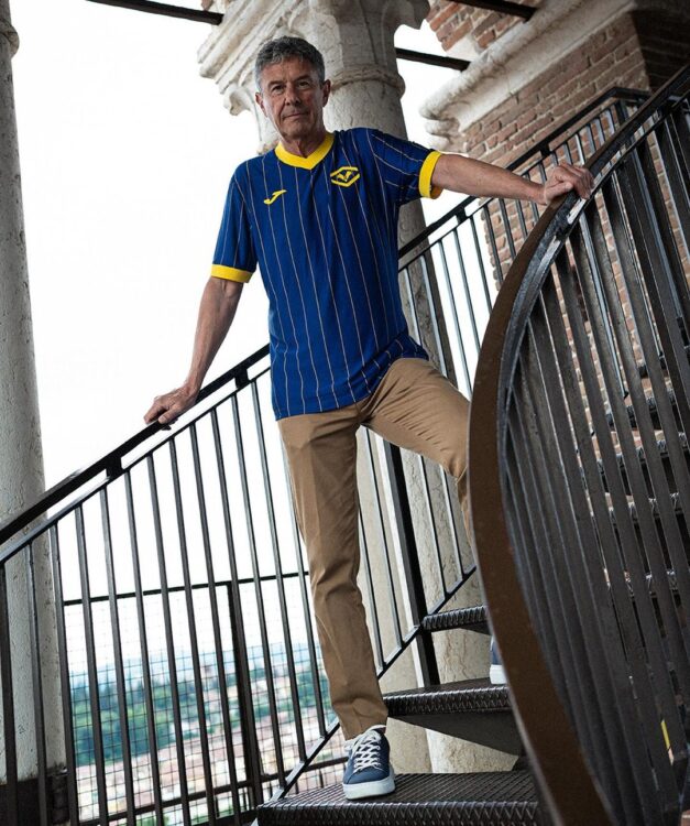 Roberto Tricella con la nuova maglia del Verona 2024-2025