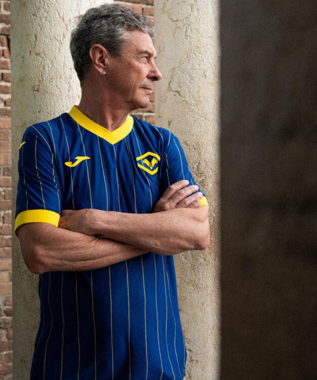 Roberto Tricella con la nuova maglia del Verona 2024-2025
