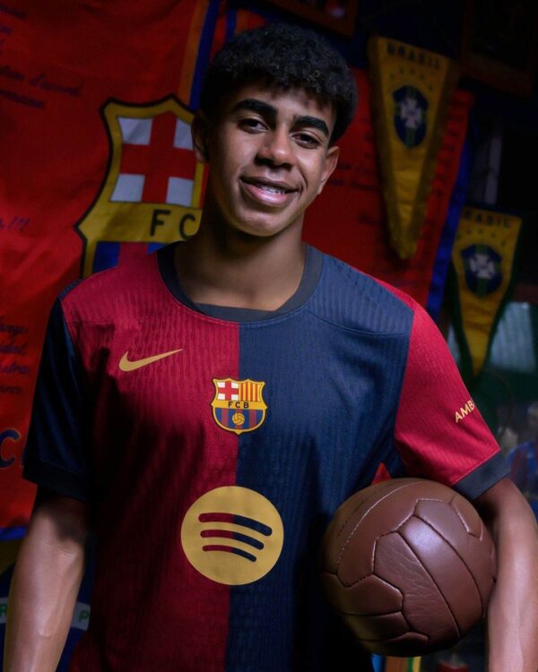 Yamal con la nuova maglia del barcellona 2024-25