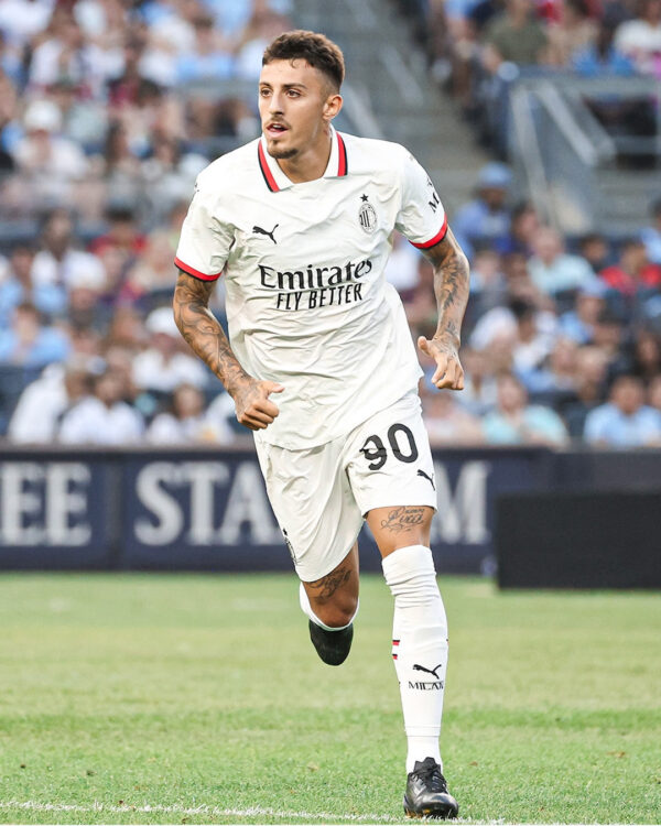 Nasti con la maglia away del Milan 2024-25