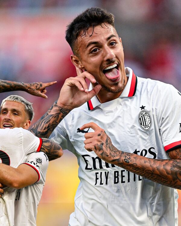 Nasti esulta con la maglia away del Milan 2024-25
